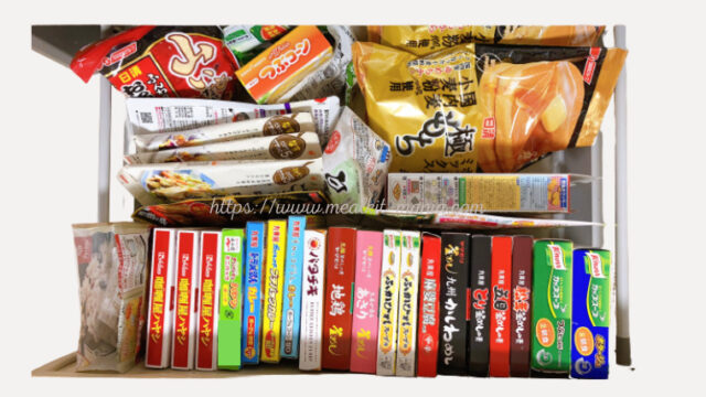 棚の中にレトルト食品がたくさん詰め込まれている