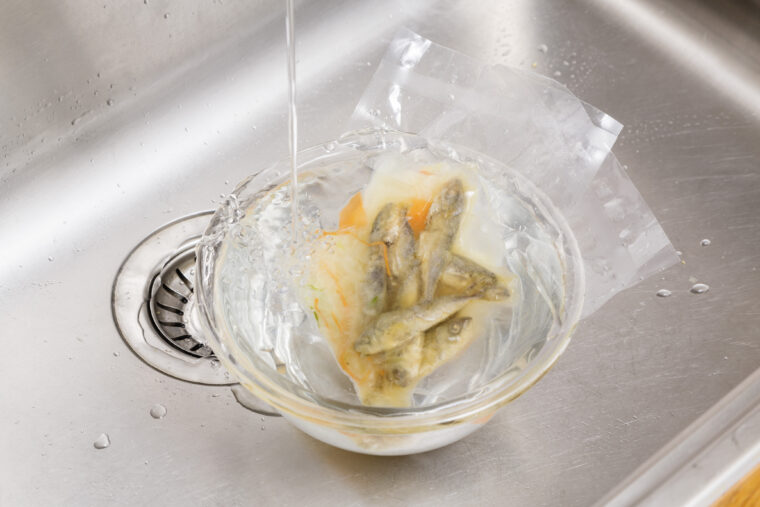 南蛮漬けを流水解凍している様子