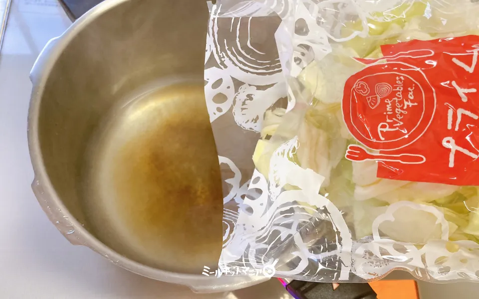カットミール:カット野菜を鍋に入れる
