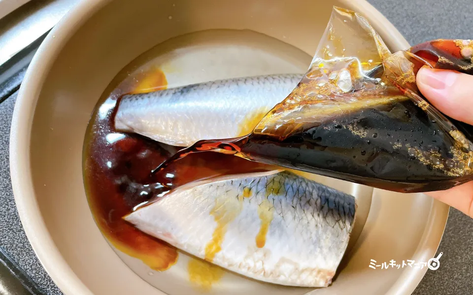 サカナDIY:付属の調味液を入れる