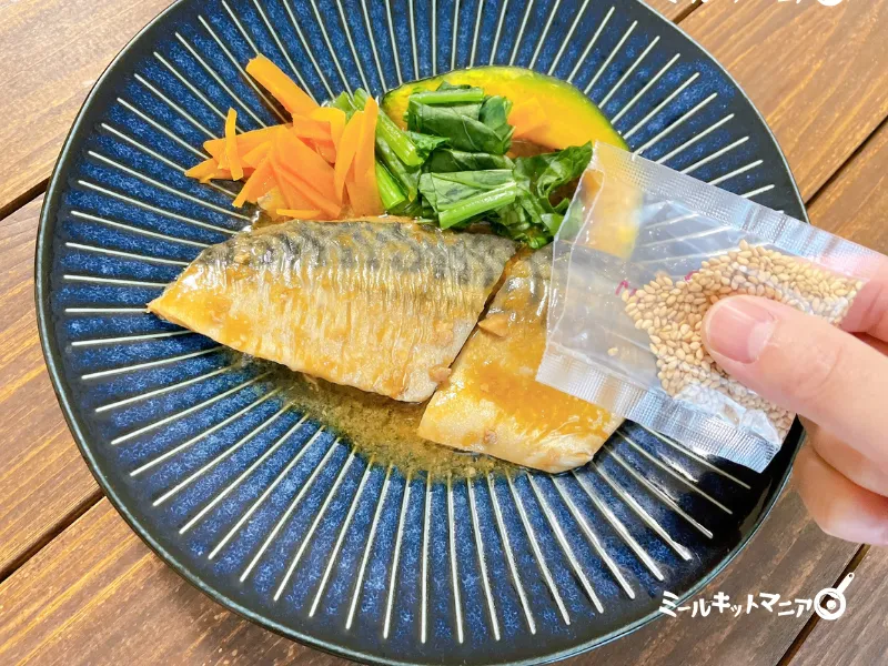オイシックス:クイック10:小ねぎ香るサバのみぞれ煮に胡麻をかける