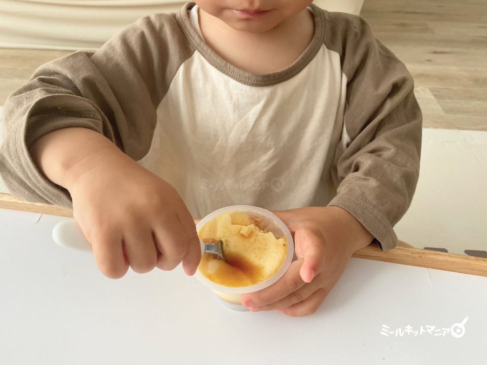 おうちコープ：プリンを食べる子