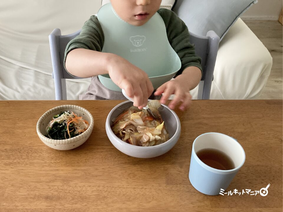 パクモグ：中華丼を食べる子ども
